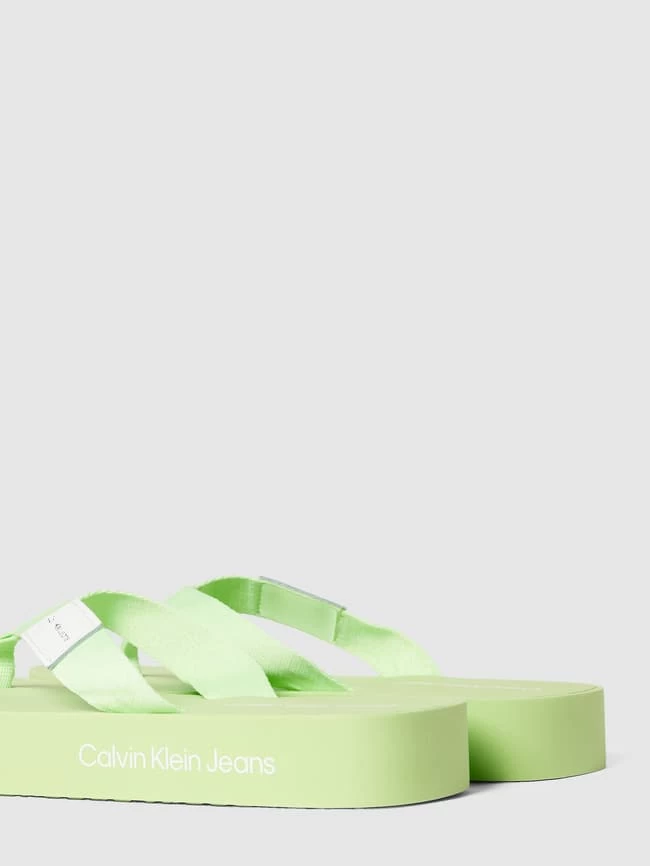 Calvin Klein Jeans Zehentrenner Mit Label-Details Modell 'FLATFORM' - Hellgrün 4 Calvin Klein Jeans Zehentrenner Mit Label-Details Modell 'FLATFORM' - Hellgrün – Bild 2