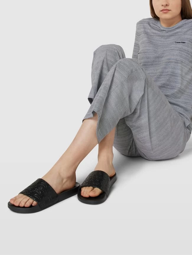Calvin Klein Underwear Slides Mit Allover-Muster Aus Monogrammen Modell 'POOL' - Schwarz 3 Calvin Klein Underwear Slides Mit Allover-Muster Aus Monogrammen Modell 'POOL' - Schwarz