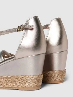 Marco Tozzi Wedges Im Metallic-Look - Gold -Schuh Traum a4rl4haa995l6hi19ork4k2194p3aki56h64aihm6p74mjhn6l83aj1p88s3gji36spkskif6gsk6e1h88o6copgc4pj8chi6gqj4c1kc9h34ohj60rj0d1hcos30phpcosjaog
